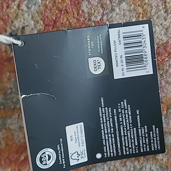 New Pair of UGG Manteo duck feather pillows - Picture 8 of 9